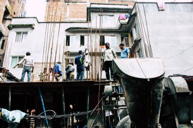 Katmandu Nepal 24 Ağustos 2018 bilinmeyenli Nepalce işçi sabah Katmandu Durbar sokakta yeni bir ev inşa görünümünü