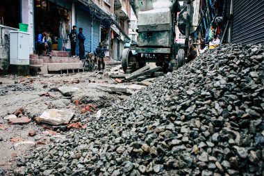 Katmandu Nepal 24 Ağustos 2018 bilinmeyenli Nepalce işçi sabah Katmandu Durbar sokakta yeni bir ev inşa görünümünü