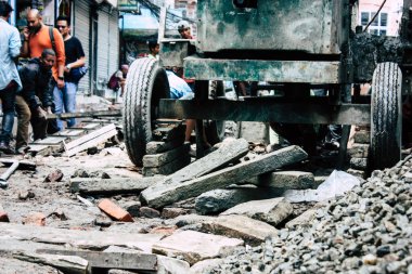 Katmandu Nepal 24 Ağustos 2018 bilinmeyenli Nepalce işçi sabah Katmandu Durbar sokakta yeni bir ev inşa görünümünü
