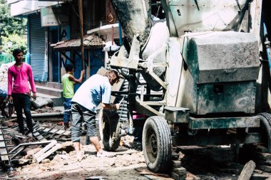 Katmandu Nepal 24 Ağustos 2018 bilinmeyenli Nepalce işçi sabah Katmandu Durbar sokakta yeni bir ev inşa görünümünü
