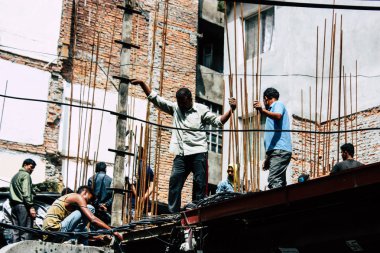 Katmandu Nepal 24 Ağustos 2018 bilinmeyenli Nepalce işçi sabah Katmandu Durbar sokakta yeni bir ev inşa görünümünü