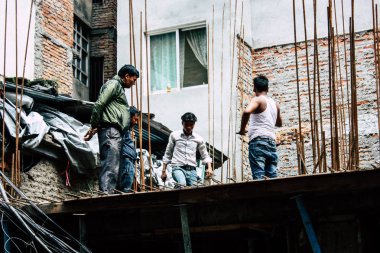 Katmandu Nepal 24 Ağustos 2018 bilinmeyenli Nepalce işçi sabah Katmandu Durbar sokakta yeni bir ev inşa görünümünü