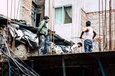 Katmandu Nepal 24 Ağustos 2018 bilinmeyenli Nepalce işçi sabah Katmandu Durbar sokakta yeni bir ev inşa görünümünü