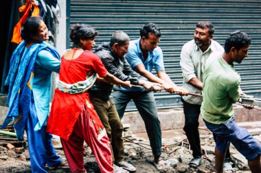 Katmandu Nepal 24 Ağustos 2018 bilinmeyenli Nepalce işçi sabah Katmandu Durbar sokakta yeni bir ev inşa görünümünü