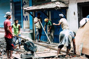 Katmandu Nepal 24 Ağustos 2018 bilinmeyenli Nepalce işçi sabah Katmandu Durbar sokakta yeni bir ev inşa görünümünü
