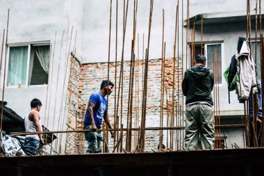 Katmandu Nepal 24 Ağustos 2018 bilinmeyenli Nepalce işçi sabah Katmandu Durbar sokakta yeni bir ev inşa görünümünü