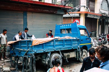 Katmandu Nepal 24 Ağustos 2018 bilinmeyenli Nepalce işçi sabah Katmandu Durbar sokakta yeni bir ev inşa görünümünü