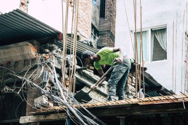 Katmandu Nepal 24 Ağustos 2018 bilinmeyenli Nepalce işçi sabah Katmandu Durbar sokakta yeni bir ev inşa görünümünü