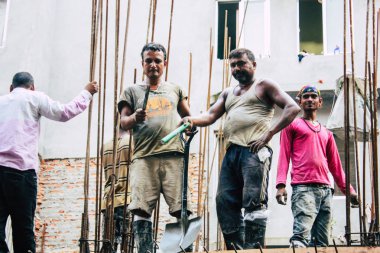 Katmandu Nepal 24 Ağustos 2018 bilinmeyenli Nepalce işçi sabah Katmandu Durbar sokakta yeni bir ev inşa görünümünü