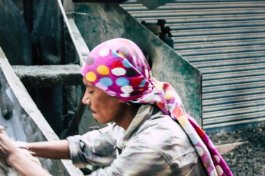 Katmandu Nepal 24 Ağustos 2018 bilinmeyenli Nepalce işçi sabah Katmandu Durbar sokakta yeni bir ev inşa görünümünü