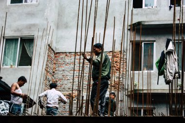 Katmandu Nepal 24 Ağustos 2018 bilinmeyenli Nepalce işçi sabah Katmandu Durbar sokakta yeni bir ev inşa görünümünü
