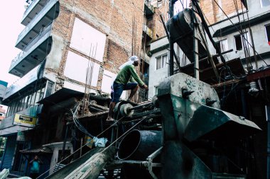 Katmandu Nepal 24 Ağustos 2018 bilinmeyenli Nepalce işçi sabah Katmandu Durbar sokakta yeni bir ev inşa görünümünü