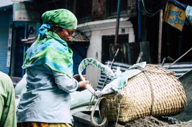 Katmandu Nepal 24 Ağustos 2018 bilinmeyenli Nepalce işçi sabah Katmandu Durbar sokakta yeni bir ev inşa görünümünü