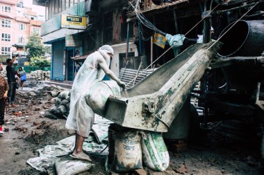 Katmandu Nepal 24 Ağustos 2018 bilinmeyenli Nepalce işçi sabah Katmandu Durbar sokakta yeni bir ev inşa görünümünü