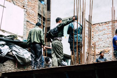 Katmandu Nepal 24 Ağustos 2018 bilinmeyenli Nepalce işçi sabah Katmandu Durbar sokakta yeni bir ev inşa görünümünü