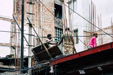 Katmandu Nepal 24 Ağustos 2018 bilinmeyenli Nepalce işçi sabah Katmandu Durbar sokakta yeni bir ev inşa görünümünü