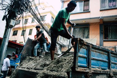 Katmandu Nepal 24 Ağustos 2018 bilinmeyenli Nepalce işçi sabah Katmandu Durbar sokakta yeni bir ev inşa görünümünü