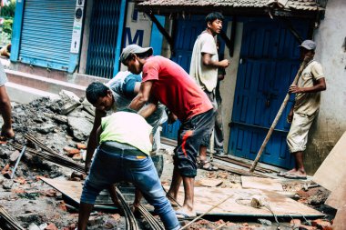 Katmandu Nepal 24 Ağustos 2018 bilinmeyenli Nepalce işçi sabah Katmandu Durbar sokakta yeni bir ev inşa görünümünü