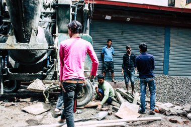 Katmandu Nepal 24 Ağustos 2018 bilinmeyenli Nepalce işçi sabah Katmandu Durbar sokakta yeni bir ev inşa görünümünü