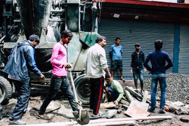 Katmandu Nepal 24 Ağustos 2018 bilinmeyenli Nepalce işçi sabah Katmandu Durbar sokakta yeni bir ev inşa görünümünü
