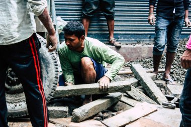 Katmandu Nepal 24 Ağustos 2018 bilinmeyenli Nepalce işçi sabah Katmandu Durbar sokakta yeni bir ev inşa görünümünü