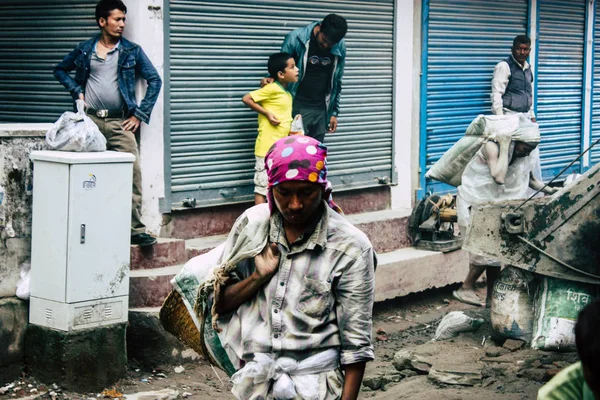 Kathmandu Nepal Agosto 2018 Veduta Lavoratori Nepalesi Sconosciuti Che Costruiscono — Foto Stock