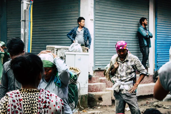 Kathmandu Nepal Agosto 2018 Veduta Lavoratori Nepalesi Sconosciuti Che Costruiscono — Foto Stock