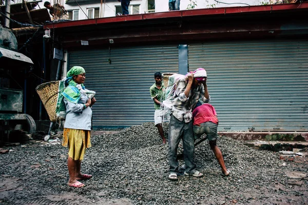 ネパール カトマンズ 2018 日午前中にカトマンズのダルバール通りに新しい家を建てる未知数ネパール労働者のビュー — ストック写真