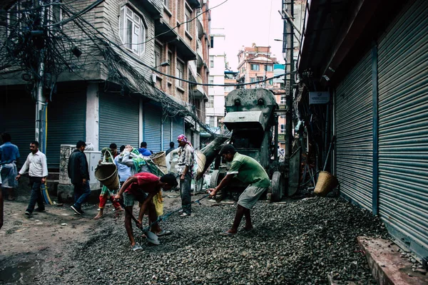 ネパール カトマンズ 2018 日午前中にカトマンズのダルバール通りに新しい家を建てる未知数ネパール労働者のビュー — ストック写真