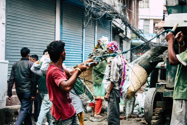 Kathmandu Nepal Agosto 2018 Veduta Lavoratori Nepalesi Sconosciuti Che Costruiscono — Foto Stock