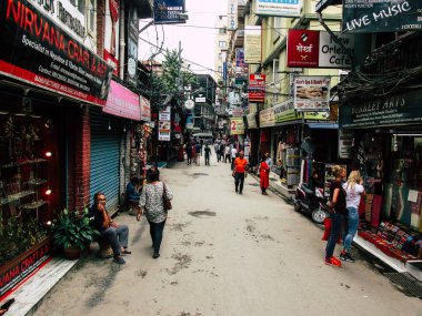 Katmandu Nepal 31 Ağustos 2018 Durbar Meydanı ve Kathmandu Thamel bölgesi arasında öğleden sonra bilinmeyenli Nepalce insanlar görünümünü