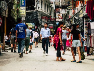 Katmandu Nepal 31 Ağustos 2018 Durbar Meydanı ve Kathmandu Thamel bölgesi arasında öğleden sonra bilinmeyenli Nepalce insanlar görünümünü