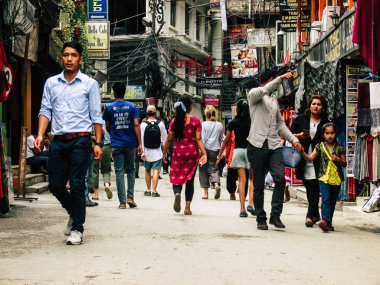 Katmandu Nepal 31 Ağustos 2018 Durbar Meydanı ve Kathmandu Thamel bölgesi arasında öğleden sonra bilinmeyenli Nepalce insanlar görünümünü