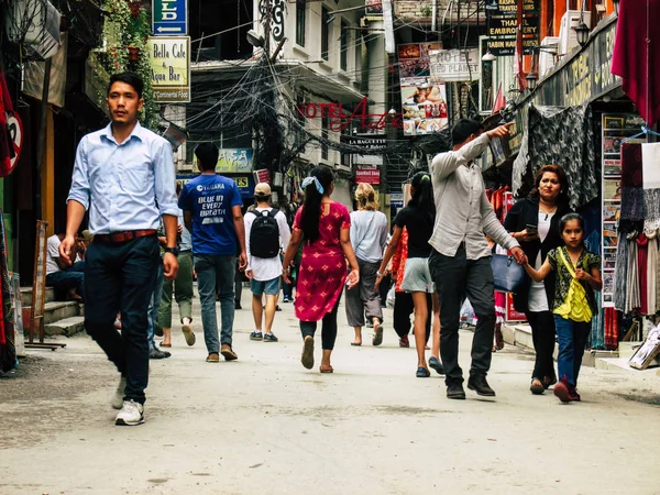 Katmandu Nepal 31 Ağustos 2018 Durbar Meydanı ve Kathmandu Thamel bölgesi arasında öğleden sonra bilinmeyenli Nepalce insanlar görünümünü