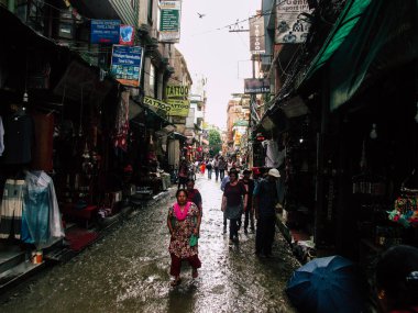 Katmandu Nepal 31 Ağustos 2018 Durbar Meydanı ve Kathmandu Thamel bölgesi arasında öğleden sonra bilinmeyenli Nepalce insanlar görünümünü