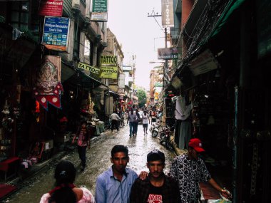 Katmandu Nepal 31 Ağustos 2018 Durbar Meydanı ve Kathmandu Thamel bölgesi arasında öğleden sonra bilinmeyenli Nepalce insanlar görünümünü