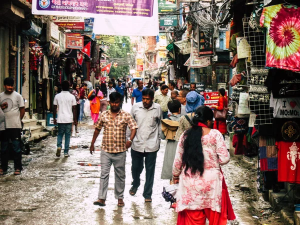 Katmandu Nepal 31 Ağustos 2018 Durbar Meydanı ve Kathmandu Thamel bölgesi arasında öğleden sonra bilinmeyenli Nepalce insanlar görünümünü
