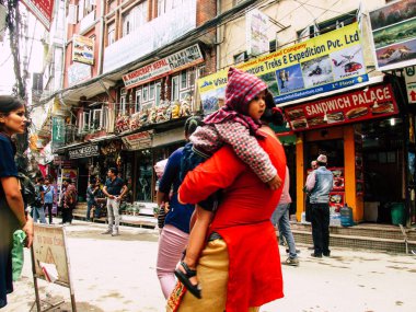 Katmandu Nepal 31 Ağustos 2018 Durbar Meydanı ve Kathmandu Thamel bölgesi arasında öğleden sonra bilinmeyenli Nepalce insanlar görünümünü