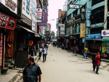 Katmandu Nepal 31 Ağustos 2018 Durbar Meydanı ve Kathmandu Thamel bölgesi arasında öğleden sonra bilinmeyenli Nepalce insanlar görünümünü
