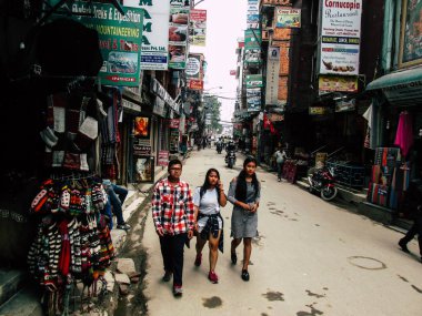 Katmandu Nepal 31 Ağustos 2018 Durbar Meydanı ve Kathmandu Thamel bölgesi arasında öğleden sonra bilinmeyenli Nepalce insanlar görünümünü