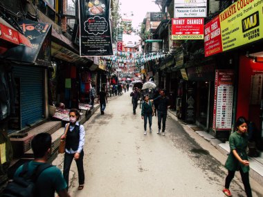 Katmandu Nepal 31 Ağustos 2018 Durbar Meydanı ve Kathmandu Thamel bölgesi arasında öğleden sonra bilinmeyenli Nepalce insanlar görünümünü