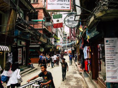 Katmandu Nepal 31 Ağustos 2018 Durbar Meydanı ve Kathmandu Thamel bölgesi arasında öğleden sonra bilinmeyenli Nepalce insanlar görünümünü