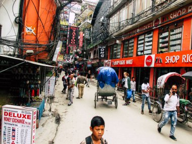 Katmandu Nepal 31 Ağustos 2018 Durbar Meydanı ve Kathmandu Thamel bölgesi arasında öğleden sonra bilinmeyenli Nepalce insanlar görünümünü