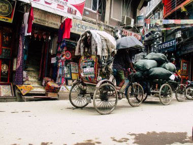 Katmandu Nepal 31 Ağustos 2018 öğleden sonra Katmandu Thamel bölgesinde yerel touk touk varmaya bilinmeyen bir Nepal insan görünümü