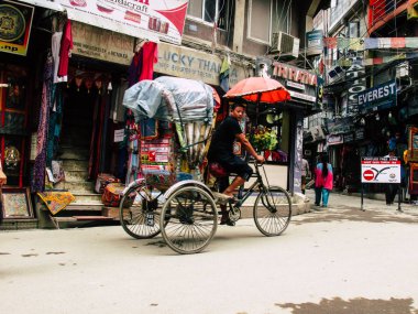 Katmandu Nepal 31 Ağustos 2018 öğleden sonra Katmandu Thamel bölgesinde yerel touk touk varmaya bilinmeyen bir Nepal insan görünümü