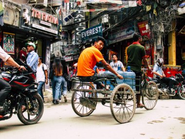 Katmandu Nepal 31 Ağustos 2018 öğleden sonra Katmandu Thamel bölgesinde yerel touk touk varmaya bilinmeyen bir Nepal insan görünümü