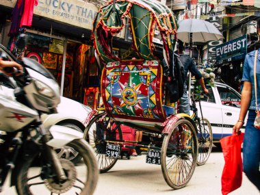 Katmandu Nepal 31 Ağustos 2018 öğleden sonra Katmandu Thamel bölgesinde yerel touk touk varmaya bilinmeyen bir Nepal insan görünümü