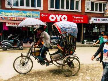Katmandu Nepal 31 Ağustos 2018 öğleden sonra Katmandu Thamel bölgesinde yerel touk touk varmaya bilinmeyen bir Nepal insan görünümü