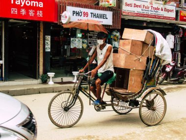 Katmandu Nepal 31 Ağustos 2018 öğleden sonra Katmandu Thamel bölgesinde yerel touk touk varmaya bilinmeyen bir Nepal insan görünümü