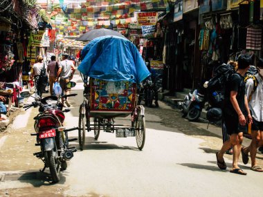 Katmandu Nepal 31 Ağustos 2018 öğleden sonra Katmandu Thamel bölgesinde yerel touk touk varmaya bilinmeyen bir Nepal insan görünümü
